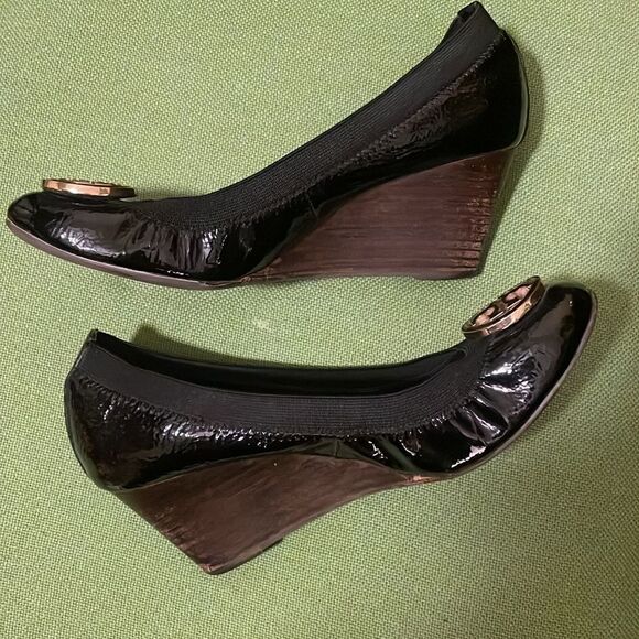 Tory Burch black patent logo Caroline wedge heels 8.5 - Picture 4 of 7